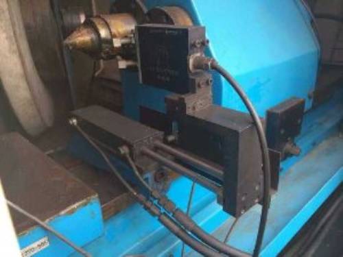 通过控制工作台中磁场来实现蜂窝材料的夹紧或松开