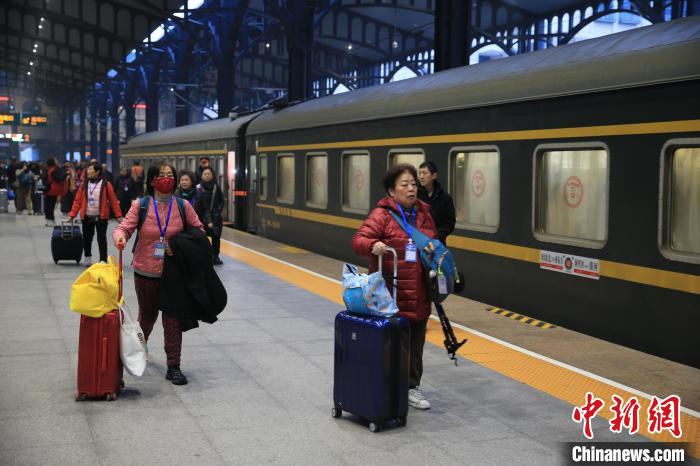 哈尔滨首趟冰雪旅游专列启程 8天行程探秘雪乡北