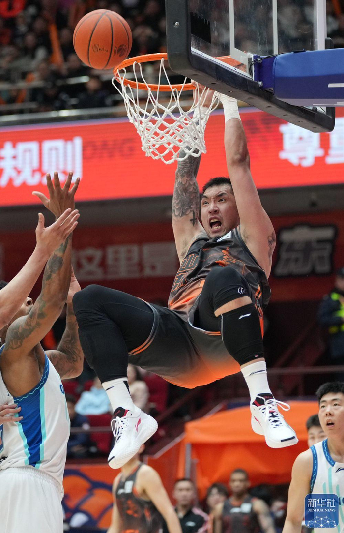山东男篮迎战天津男篮关键战役克里斯伤退斯蒂