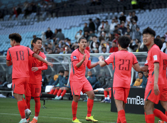 山东男篮迎战天津男篮关键战役克里斯伤退斯蒂