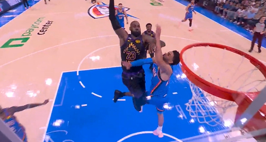 詹姆斯战斧隔扣被犯规引发热议